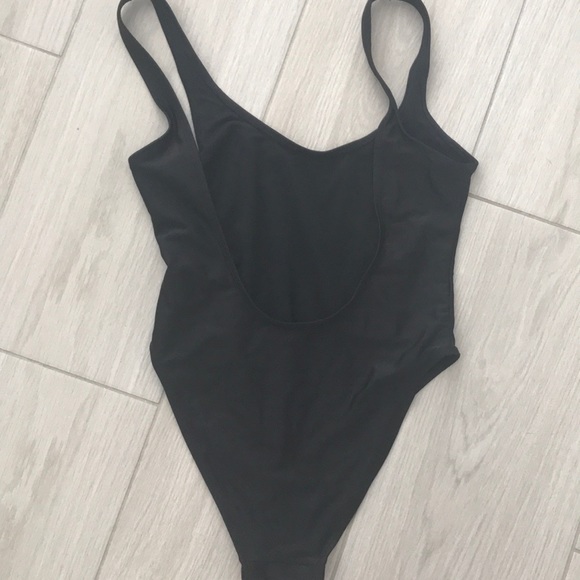 Black high line one piece - Picture 2 of 3